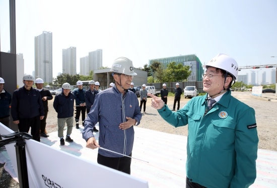 지난 12일 윤원석 인천경제자유구역청장(오른쪽)이 IFEZ 발주 건설공사 현장을 안전점검하는 모습. 사진=인천경제청