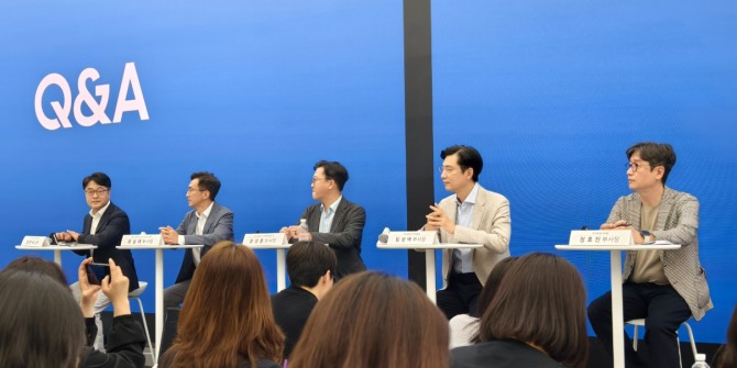 13일 '삼성 강남'에서 진행된 '갤럭시 S25 엣지' 공개 행사에서 질의응답 하고 있는 (왼쪽부터) 강민석 삼성전자 MX사업부 상무, 조성대 MX사업부 부사장, 문성훈 MX사업부 부사장, 임성택 한국총괄 부사장, 정호진 한국총괄 부사장. 사진=장용석 기자