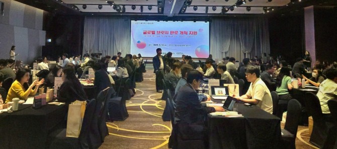 지난 13일 경기도가 수원 노보텔 샴페인홀에서 열린‘2025 글로벌 브릿지 판로개척 지원 수출상담회'에 참가한 기업 관계자들이 수출상담을 받고 있다. 사진=경기도