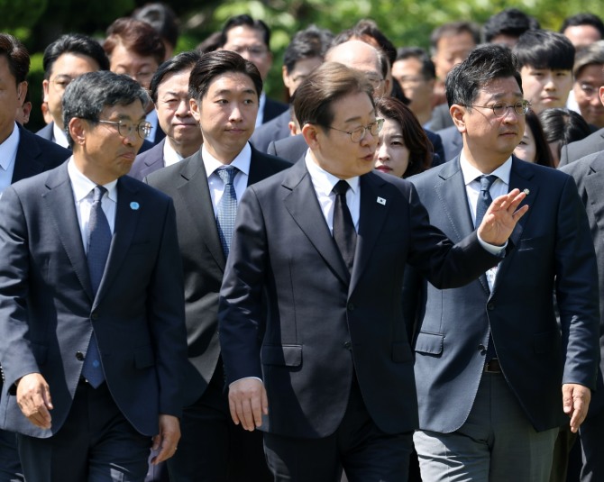 이재명 더불어민주당 대선후보가 14일 부산시 남구 유엔기념공원 찾아 참배를 위해 이동하고 있다. 사진=연합뉴스