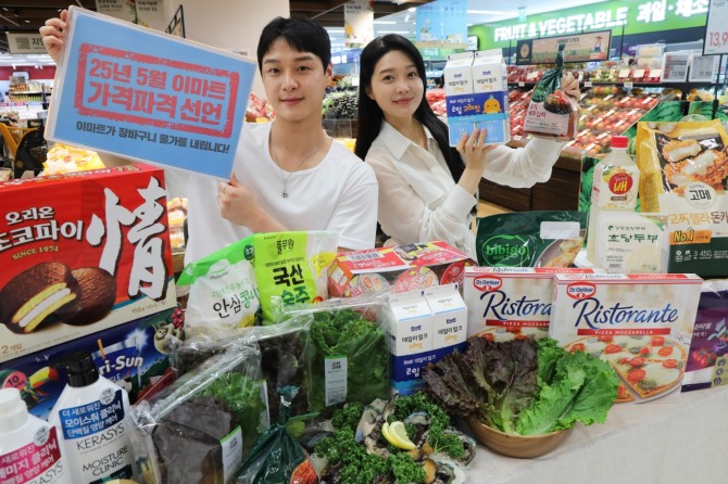 14일 오전 이마트 용산점에서 모델들이 5월 가격파격 선언 행사 상품을 소개하고 있다. /사진=이마트