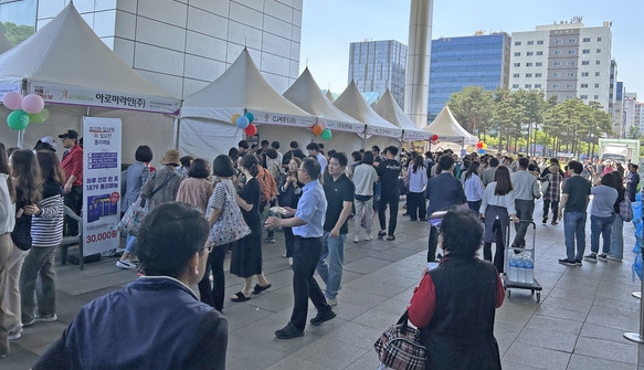 14일 성남시 '식품안전의 날' 행사 때 성남시청 너른못 광장에 차려진 안전 먹거리 홍보 부스에 시민들이 줄지어 있다. 사진=성남시