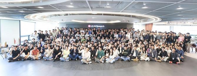 LG AI연구원들이 9일 마곡 LG사이언스파크로 이전하고 기념사진을 찍고 있다. 사진=LG
