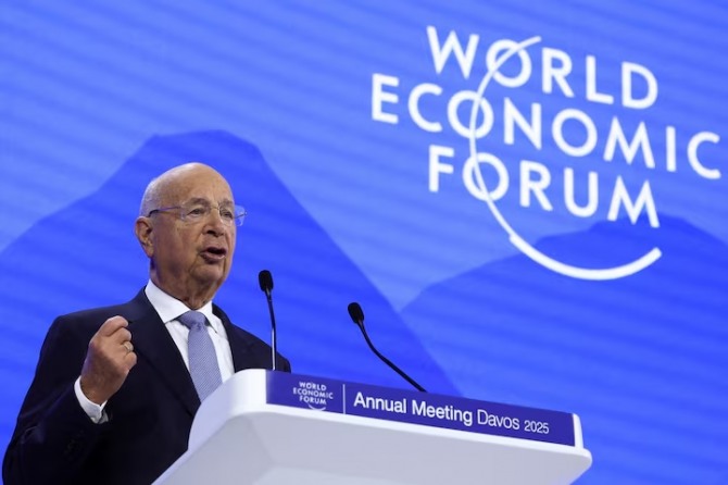 비리 의혹에 시달리는 세계경제포럼(WEF) 창립자 겸 회장인 클라우스 슈밥(Klaus Schwab)이 2025년 1월 21일 스위스 다보스에서 열린 제55차 연례 세계경제포럼(WEF) 회의에서 환영사를 하고 있다. 사진=로이터
