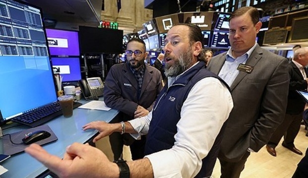 14일 미국 뉴욕증권거래소(NYSE)에서 트레이더들이 일하고 있다. 사진=로이터/연합뉴스