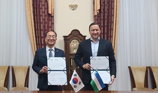 이성해 국가철도공단 이사장(왼쪽)이 지난달 30일 라흐메토프 힉마툴라 우즈베키스탄 철도공사 수석부사장과 양해각서를 체결한 후 기념촬영을 하고 있다. 사진=국가철도공단 