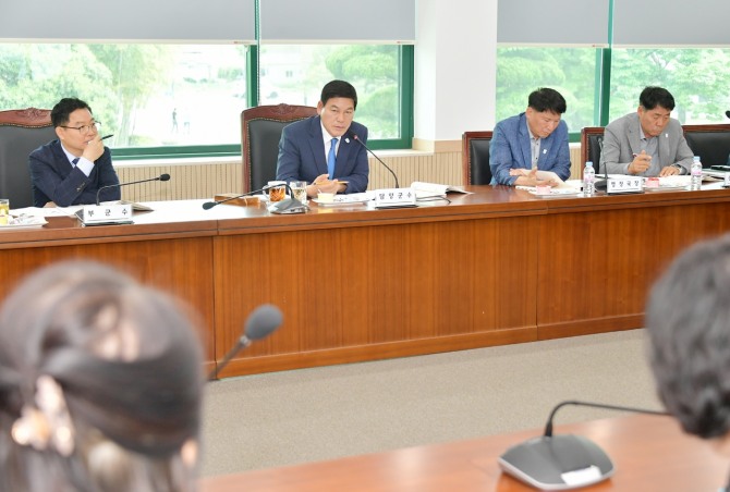 지난 13일 열린 전남 당양군 공약 세부실천계획 보고회에서 정철원 담양군수(가운데가 부서별 공약 이행 방안을 점검하고 있다. 사진=전남 담양군