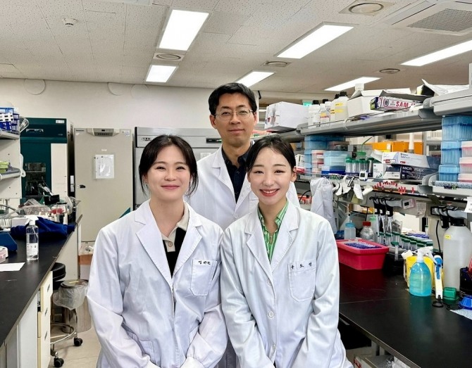 (왼쪽부터) 생명화학공학과 양예원 석사과정, 생명화학공학과 김유식 교수, 생명화학공학과 구도영 박사과정. 사진=KAIST