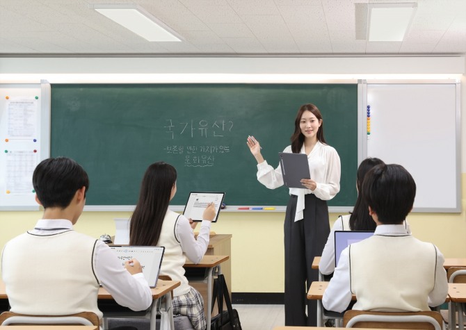 갤럭시 탭을 이용하며 수업을 진행하는 모습. 사진=삼성전자
