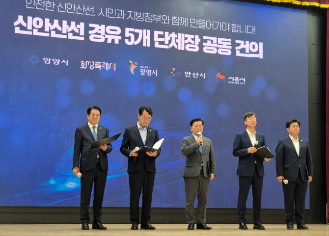 15일 박승원 광명시장이 시청 대회의실에서 열린 신안산선 경유 5개 단체장과 기자회견 후 인터뷰를 진행하고 있다. 사진=이관희 기자