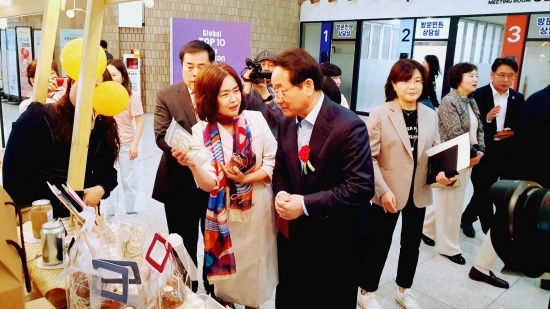 2025 노인일자리 생산품 홍보 및 판매와 관련해 유정복 시장이 설명을 듣고 있다. 사진=인천 동구