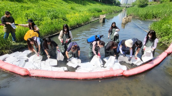 지난 14일 인천 계양구와 부평구가 굴포천에서 합동으로 실시한 가상 방제훈련 장면.  사진=계양구