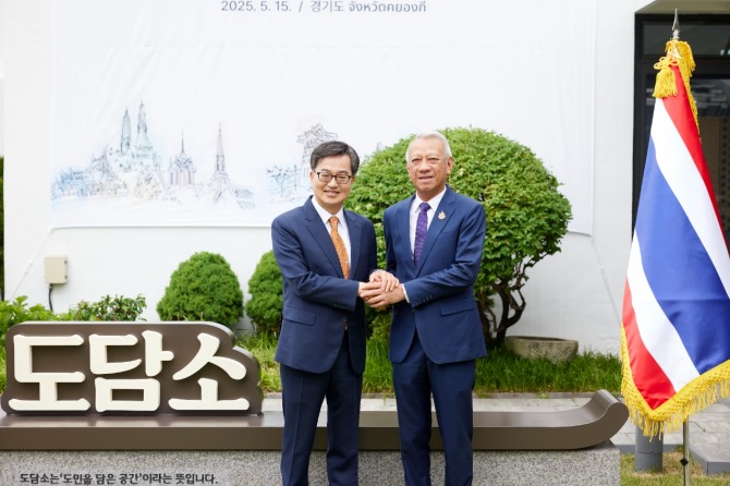 15일 김동연 경기도지사가 피팟 라차낏쁘라칸 태국 노동부 장관과 기념촬영을 하고 있다. 사진=경기도