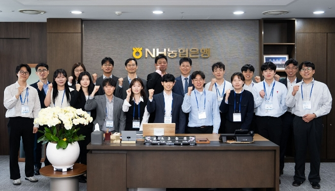 강태영 NH농협은행장이 서울 서대문구 농협은행 본점 내 행장 집무실에서 열린 ‘은행장과 함께(With CEO)’로 IT직원들을 만나 기념 촬영을 하고 있다. 사진=농협은행 