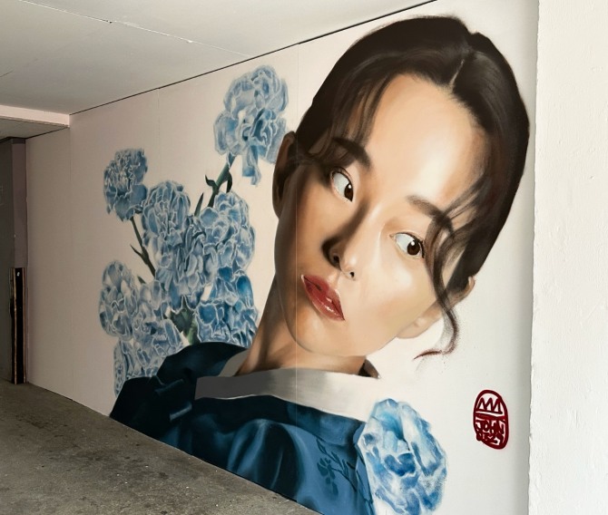 굳갱랩스(GGLS)가 세계적인 그래피티 아티스트 ‘로얄독(Royyal Dog, 본명 심찬양)’과 함께 신사동 플래그십 매장 외벽에 브랜드 철학을 시각화한 변화 프로젝트를 진행했다. 사진=굳갱랩스