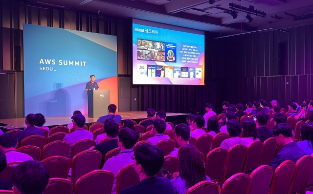 지난14일 서울 코엑스 컨벤션센터에서 열린 ‘AWS 서밋 서울 2025’에서 조강진 잡코리아 AI채용플랫폼실 이사가 발표하고 있다. 사진=잡코리아