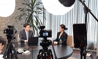 이전가격에 대한 콘텐츠를 촬영 중인 권용환 외국회계사(왼쪽)와 유한나 변호사  사진=법무법인 율촌