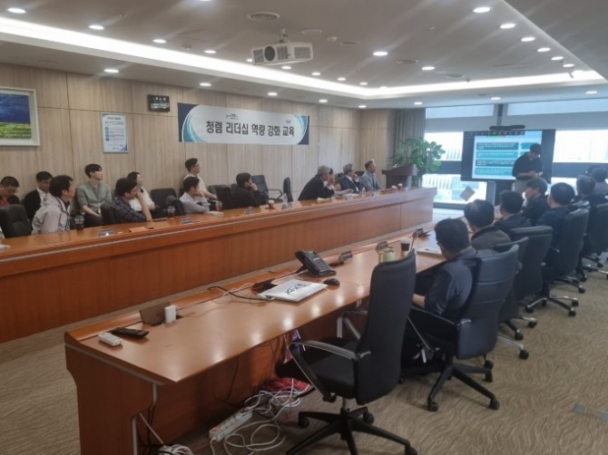 전력거래소는 14일 경영진과 신규 승격자를 대상으로 '청렴 리더십 역량 강화 교육'을 실시했다. 사진=전력거래소