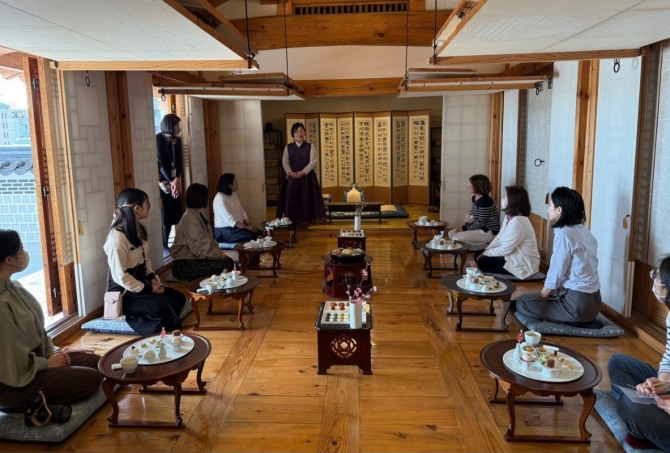 이윤숙 한국디저트협회장이 참석자들에게 한국의 다과상에 대해 설명하고 있다.(사진=한국디저트협회)