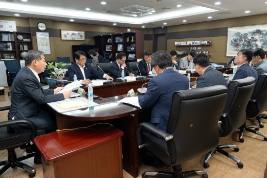 지난 15일 인천광역시의회 정해권 의장(왼쪽) 등 의원들이 미추2구역 관련 정책 소통 간담회를 진행하고 있다. 사진=인천시의회