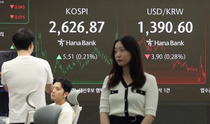 16일 서울 중구 하나은행 딜링룸에서 딜러들이 업무를 보고 있다. 사진=뉴시스