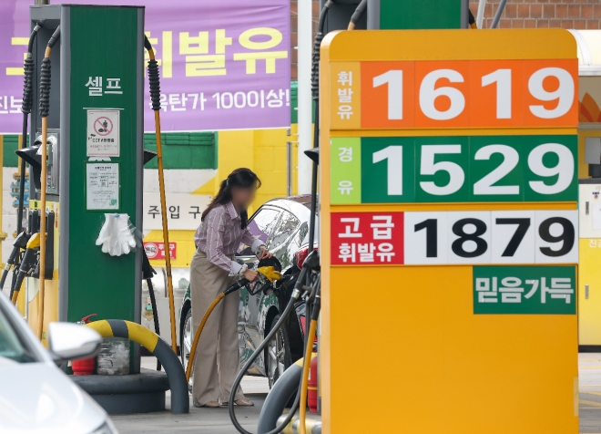 11일 서울 시내 한 주유소의 가격 안내문. 사진=연합뉴스 