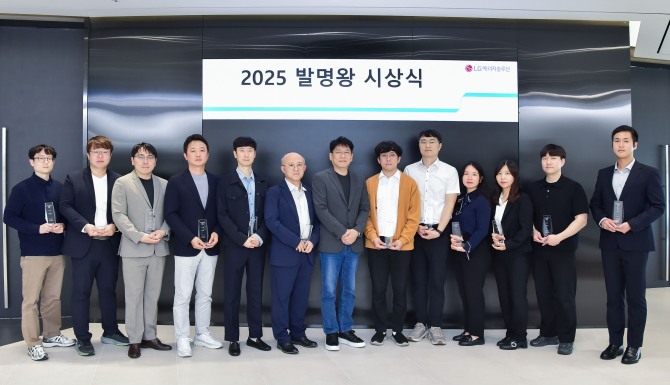 김동명 LG에너지솔루션 사장(가운데)과 2025 발명왕·출원왕 수상자들이 19일 서울 여의도 파크원 본사에서 진행된 시상식에서 기념 촬영을 하고 있다. 사진=LG에너지솔루션