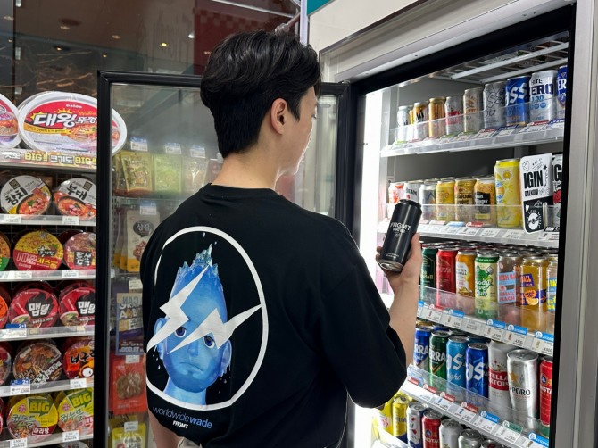 GS25가 ‘프라그먼트’, ‘웨이드’와 협업해 캔 탄산수 ‘웨이드 프라그먼트 탄산수’를 출시했다. 사진=GS25