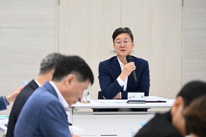 지난 16일 이민근 안산시장과 관련 공무원들이 '안산시 2035 비전 종합발전계획 수립 용역 중간 보고회'에서 용역의 추진경과와 전략사업에 대한 설명을 듣고 있다. 사진=안산시