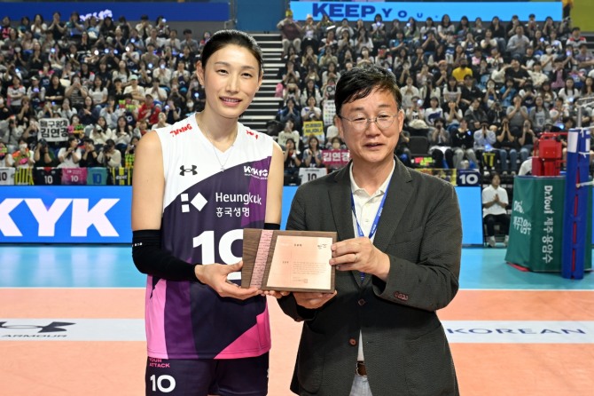 지난 17일 이민근 안산시장(오른쪽)이 김연경 선수에게 공로패를 수여하고 있다. 사진=안산시