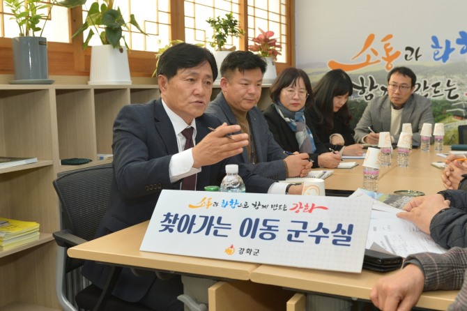지난 18일 박용철 강화군수가 강화군민들을 찾아가 군민들의 불편들을 경청하는 모습. 사진=강화군 