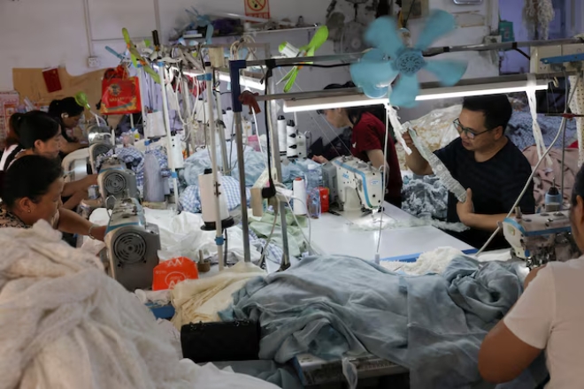 지난 10일(현지시각) 중국 광둥성 광저우시 판위구의 한 섬유 공장에서 근로자들이 작업을 하고 있다. 사진=로이터