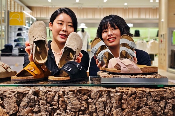 20일 신세계 센텀시티가 백화점 지하 1층에 캐주얼 샌들 브랜드 ‘버켄스탁’(BIRKENSTOCK)을 오픈한 매장 모습. 사진=신세계 센텀시티