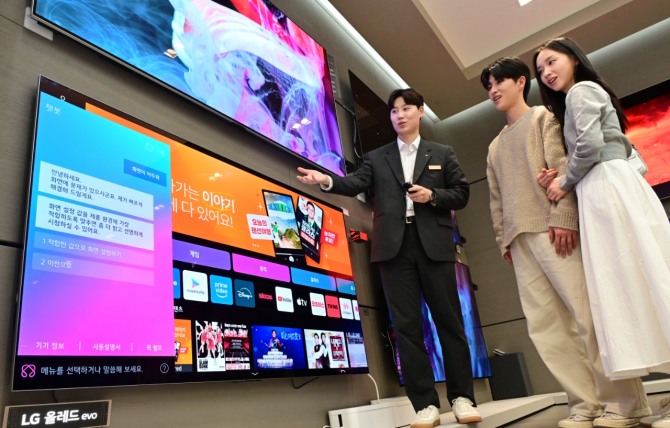 LG전자 모델이 LG 올레드 evo에 탑재된 AI 챗봇 기능을 체험하고 있다. 사진=LG전자