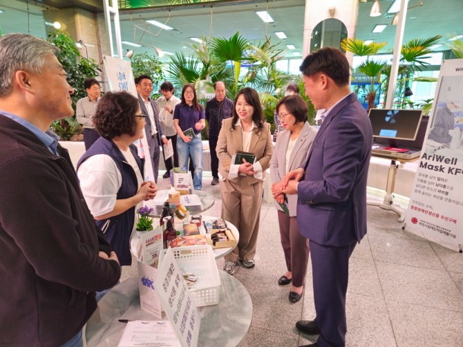 지난 19일 부천시청 1층 로비에서 조용익 부천시장이 중증장애인생산품을 둘러보고 있다. 사진=부천시