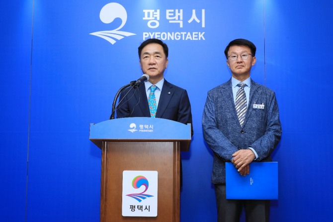 20일 정장선 평택시장(왼쪽)이 온라인 언론브리핑을 통해 공설 종합장사시설 건립 최종 부지를 진위면 은산1리로 확정됐다며 설명하고 있다. 사진=평택시