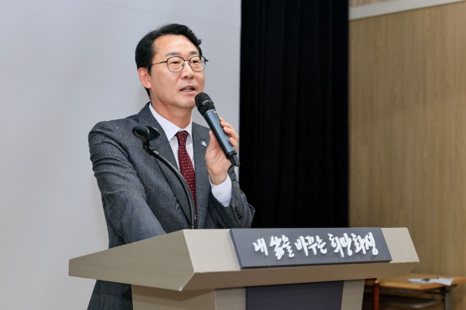 20일 화성특례시청 대회의실에서 열린 특례시 발전 자문위원회 위촉식에서 정명근 화성특례시장이 인사말을 하고 있다. 사진=화성특례시
