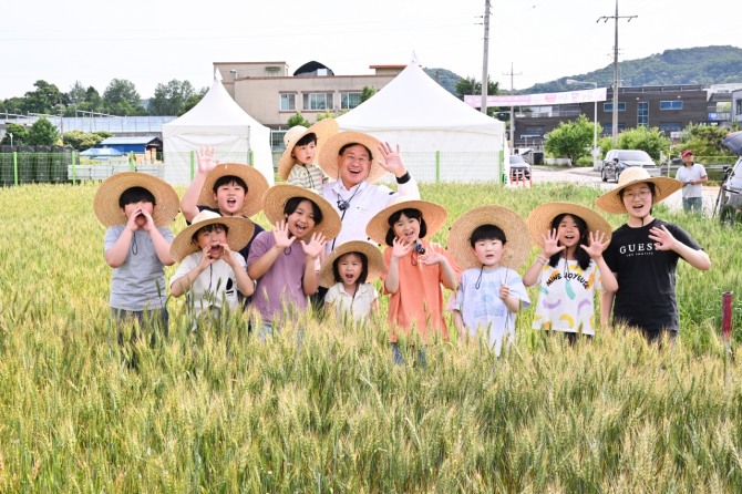 지난 해 개최한 양평 밀 축제에서 전진선 양평군수(가운데)가 아이들과 기념 촬영을 하고 있다. 사진=양평군