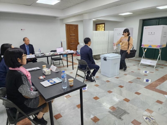 지난해 3월 이집트 카이로 주재 한국대사관에 마련된 투표소에서 현지 재외국민들이 국회의원 선거에 참여하고 있다. 사진=연합뉴스