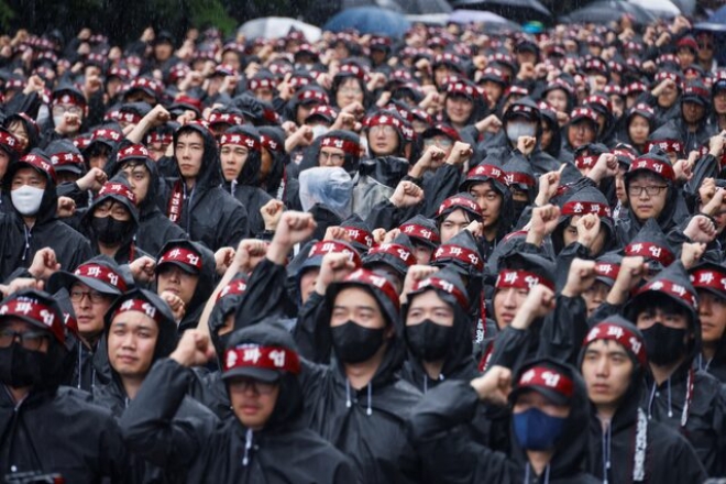 지난해 7월 8일 전국삼성전자노동조합 소속 조합원들이 삼성전자 화성캠퍼스 앞에서 총파업에 돌입하며 구호를 외치고 있다. 사진=로이터