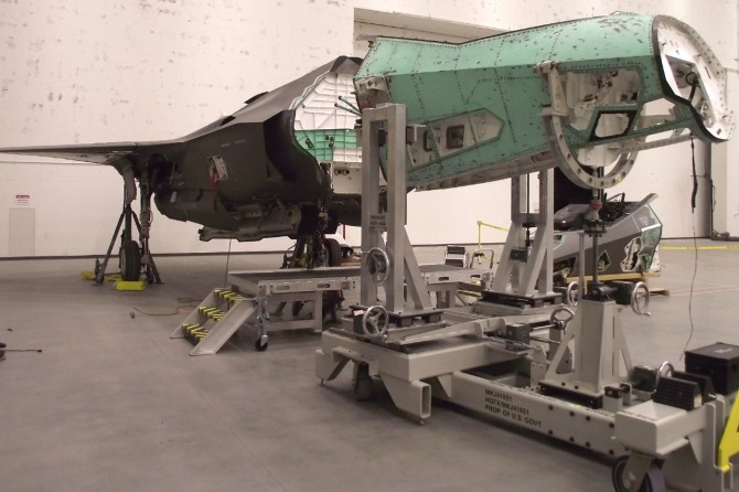미국 유타주의 힐 미공군기지내 항공기 전투 손상 수리 훈련용으로 기증된 F-35A 노즈 부분이 이동식 정비장치 위에 올려져 있다. 사진=미공군