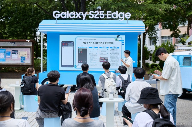 전주 덕진구 전북대학교에 오픈한 '갤럭시 캠퍼스 스튜디오'에서 방문객들이 기념 사진을 촬영하고 있다. 사진=삼성전자