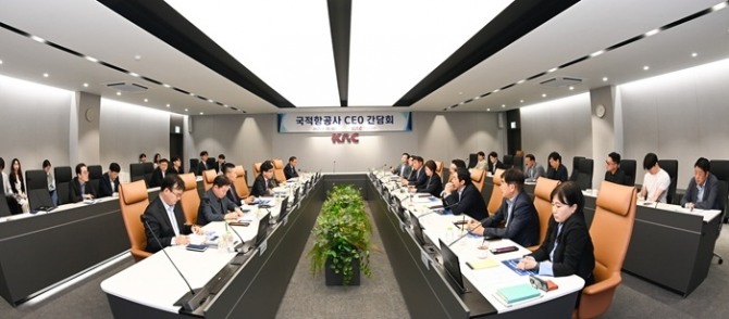 이정기 사장직무대행(왼쪽 첫줄 네 번째)이 지난 20일 한국공항공사 본사 회의실에서 개최된 국적항공사 간담회에서 인사말을 하고 있다. 사진=공항공사