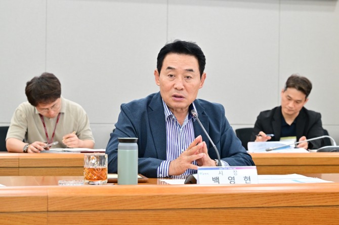지난 19일 백영현 포천시장(가운데)이 ‘2025년 포천도시공사 조직진단 연구용역’ 중간보고회를 주재하고 있다. 사진=포천시