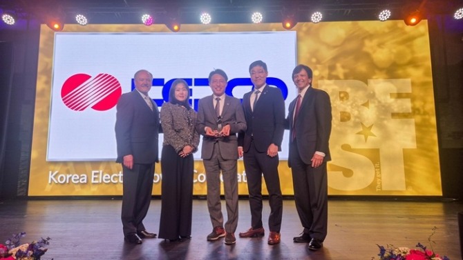 한국전력공사가 지난 19일(현지 시간) 미국 워싱턴에서 열린 'ATD 2025 Awards Ceremony'에서 'HRD BEST Awards'를 2년 연속 수상했다. 사진=한전