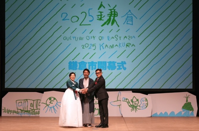 김보라 안성시장(왼쪽)이 일본 가마쿠라시 ‘2025 동아시아문화도시 개막식'에 참가해 기념 사진을 찍고 있다. 사진=안성시