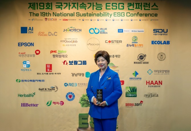 이현경 보람상조애니콜 대표이사가 ESG 사회공헌상을 수상한 뒤 기념촬영을 하고 있다. 사진=보람그룹 제공.