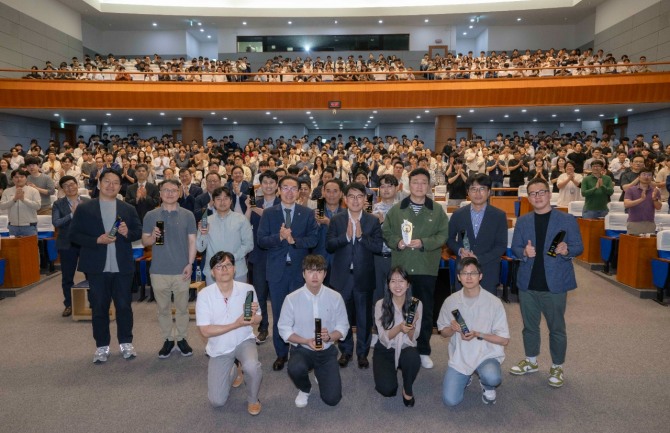 현대차·기아 ‘2025 발명의 날’ 행사에서 김완기 특허청장(둘째 줄 가운데 왼쪽)과 현대차·기아 R&D본부 양희원 사장(둘째 줄 가운데 오른쪽)이 참석자들과 함께 기념 사진을 촬영하고 있다. 사진=현대차그룹