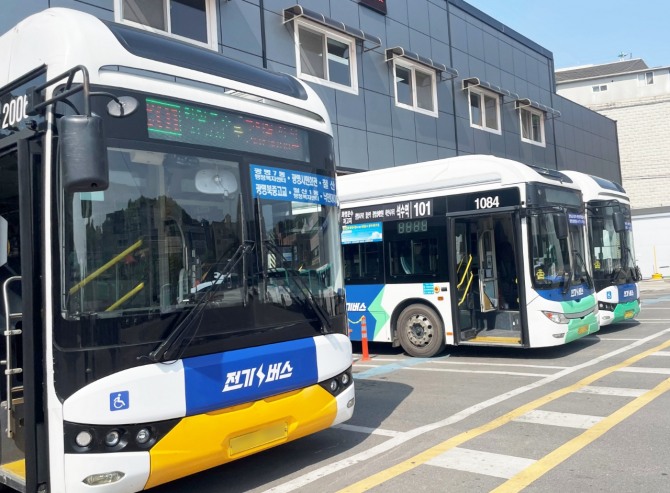 광명시 시내버스 운수업체 차고지에 주차한 전기버스 모습. 사진=광명시