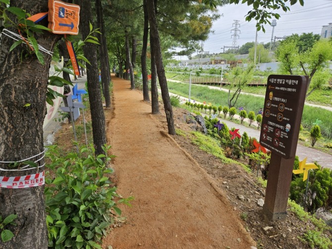 지난 21일 조성된 시흥천 제방 내 맨발 황톳길 모습. 사진=시흥시  